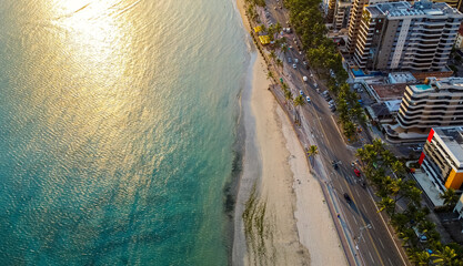 Orla de Maceió durante o pôr do sol. Vista de drone © Edilson