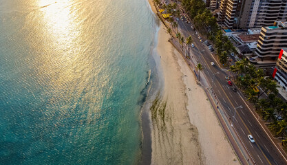 Orla de Maceió durante o pôr do sol. Vista de drone