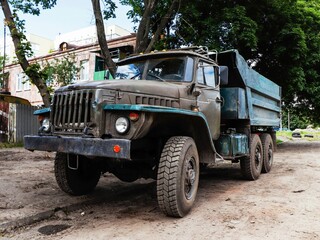 Obraz premium Old military khaki dump truck