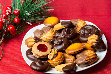 Pastas de té y decoración navideña.