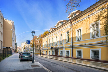 Naklejka na ściany i meble Solenikov's mansion on Chaplygin street in Moscow on an autumn day
