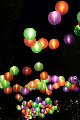 闇夜に浮かぶカラフルな提灯