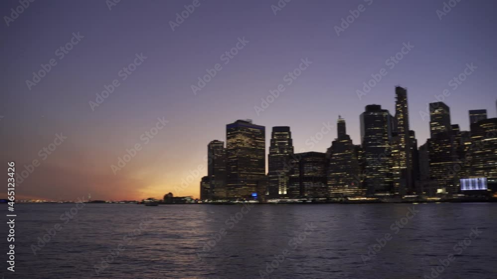 Wall mural brooklyn bridge and manhattan skyline at night, new york city