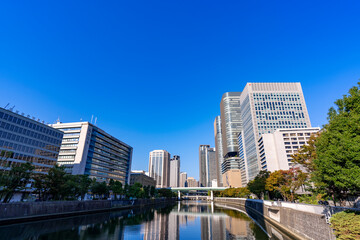 Fototapeta premium [大阪府]淀屋橋エリアのビジネス街の風景