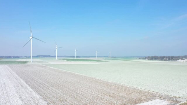 Cinq &eacute;oliennes en Europe, en France, en normandie, entre Dieppe et F&eacute;camp, en Hiver, lors d'une journ&eacute;e ensoleill&eacute;e.