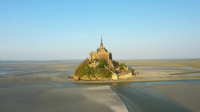 La campagne normande aux abords du Mont Saint Michel en Europe, en France, en Normandie, dans la Manche, au printemps, lors d'une journ&eacute;e ensoleill&eacute;e.