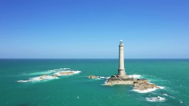 Les rochers autour du Phare du Cap de la Hague en Europe, en France, en Normandie, dans la Manche, au printemps, lors d'une journ&eacute;e ensoleill&eacute;e.