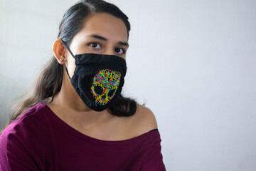 Mujer latina con cubrebocas de calavera
