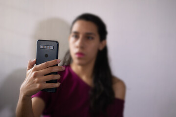 telefono en mano de mujer morena 