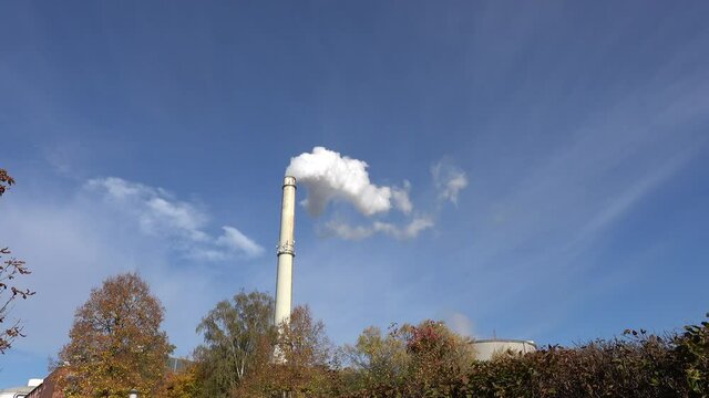 qualmender Schornstein einer Zuckerfabrik w&auml;hrend der Zuckerr&uuml;ben-Kampagne, Uelzen, Niedersachsen, Deutschland
