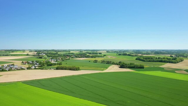 Un village normand au milieu des champs verdoyants en Europe, en France, en Normandie, vers Deauville, en &eacute;t&eacute;, lors d'une journ&eacute;e ensoleill&eacute;e.