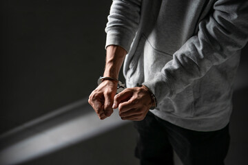 手錠・逮捕・男