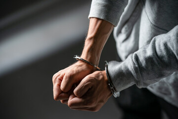 手錠・逮捕・男