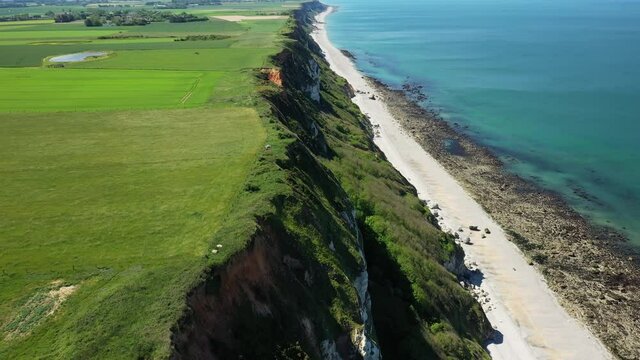 L'&eacute;rosion des falaises par la mer de la Manche en Europe, en France, en Normandie, vers Deauville, en &eacute;t&eacute;, lors d'une journ&eacute;e ensoleill&eacute;e.