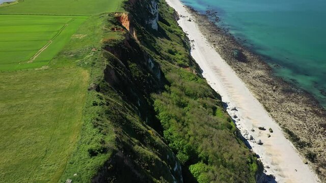 Les falaises abruptes au bord de la Manche en Europe, en France, en Normandie, vers Deauville, en &eacute;t&eacute;, lors d'une journ&eacute;e ensoleill&eacute;e.