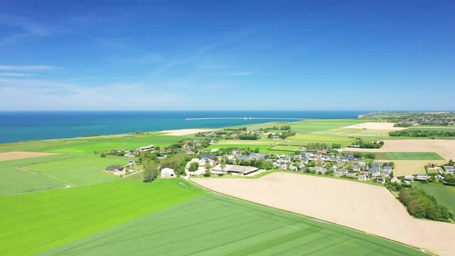 Un village traditionnel normand au milieu de la campagne en Europe, en France, en Normandie, vers Deauville, en &eacute;t&eacute;, lors d'une journ&eacute;e ensoleill&eacute;e.