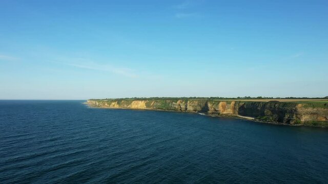 Les falaises normandes au coucher de Soleil en Europe, en France, en Normandie, vers Deauville, en &eacute;t&eacute;, lors d'une journ&eacute;e ensoleill&eacute;e.