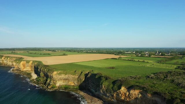 Les falaises typiques normandes en Europe, en France, en Normandie, vers Deauville, en &eacute;t&eacute;, lors d'une journ&eacute;e ensoleill&eacute;e.