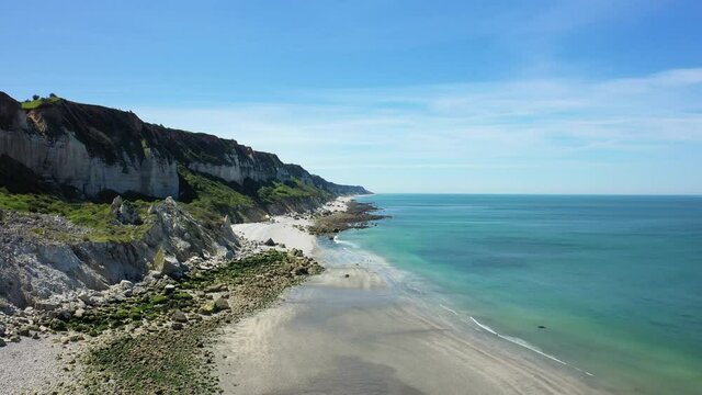 Une plage normande au bord des falaises et de la Manche en Europe, en France, en Normandie, vers Deauville, en &eacute;t&eacute;, lors d'une journ&eacute;e ensoleill&eacute;e.