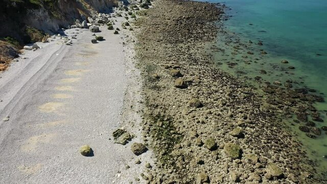 Les galets normands au bord des falaises au bord de la Manche en Europe, en France, en Normandie, vers Deauville, en &eacute;t&eacute;, lors d'une journ&eacute;e ensoleill&eacute;e.