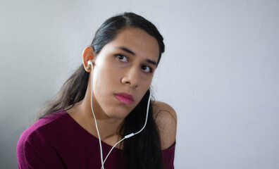 mujer morena con audifonos blancos