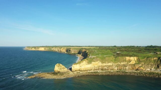 La c&eacute;l&egrave;bre La pointe du Hoc et ses bunkers en Europe, en France, en Normandie, vers Carentan, au printemps, lors d'une journ&eacute;e ensoleill&eacute;e.