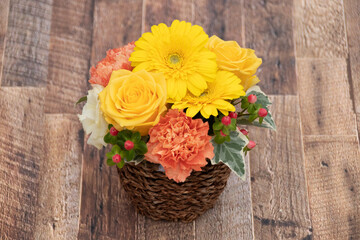 11月の誕生花ガーベラを使ったフラワーアレンジメント、日本のフローリストが仕上げています。
A flower arrangement using the flower gerbera, which was born in November, is finished by the Japanese florist.
