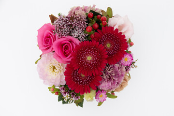 背景白、11月の誕生花ガーベラを使ったフラワーアレンジメント、日本のフローリストが仕上げています。
A flower arrangement using the flower gerbera, which was born in November, is finished by the Japanese florist.