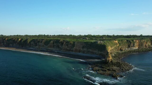 La pointe du Hoc en Europe, en France, en Normandie, vers Carentan, au printemps, lors d'une journ&eacute;e ensoleill&eacute;e.