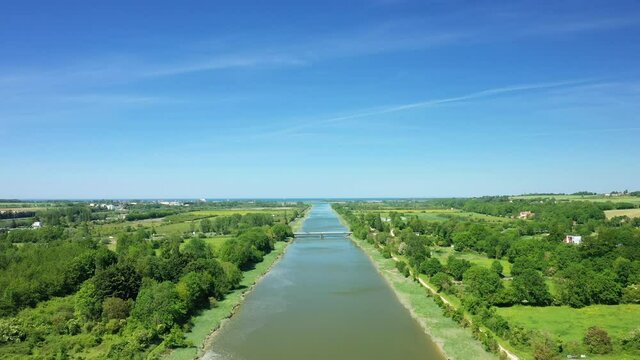 Le pont de Ranville en Europe, en France, en Normandie, en &eacute;t&eacute;, lors d'une journ&eacute;e ensoleill&eacute;e.