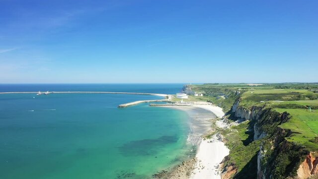 Les falaises normandes verdoyantes au dessus du port d'Antifer en Europe, en France, en Normandie, vers Etretat, en &eacute;t&eacute;, lors d'une journ&eacute;e ensoleill&eacute;e.