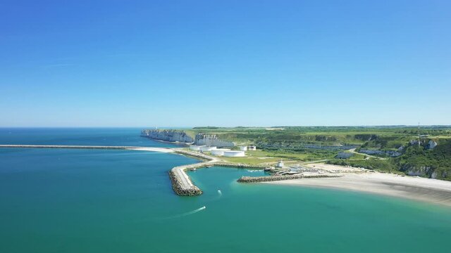 Le port d'Antifer au pied des falaises normandes en Europe, en France, en Normandie, vers Etretat, en &eacute;t&eacute;, lors d'une journ&eacute;e ensoleill&eacute;e.