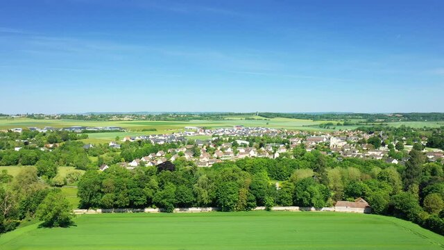 La ville de Ranville en Europe, en France, en Normandie, en &eacute;t&eacute;, lors d'une journ&eacute;e ensoleill&eacute;e.