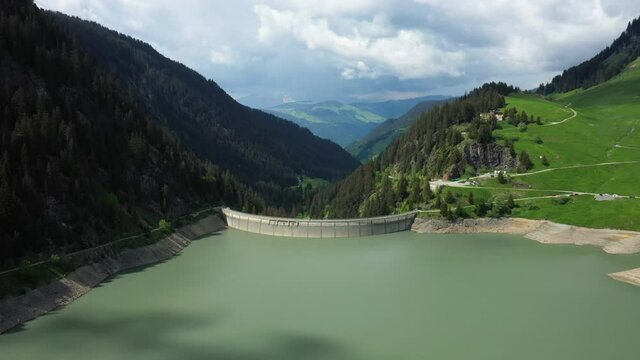 Le barrage de Saint Guérin en Europe, en France, vers Beaufort, dans les Alpes, en été, lors d'une journée ensoleillée.
