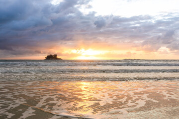 Naklejka premium Nascer do sol na praia de Pernambuco, Guaruja, SP 2021