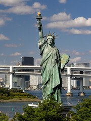 お台場海浜公園と自由の女神像　東京都