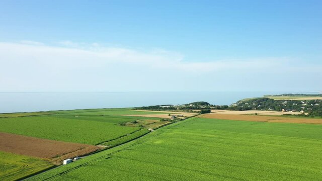 Une route traverse la campagne fran&ccedil;aise au bord des falaises normandes en Europe, en France, en Normandie, vers F&eacute;camp, en &eacute;t&eacute;, lors d'une journ&eacute;e ensoleill&eacute;e.