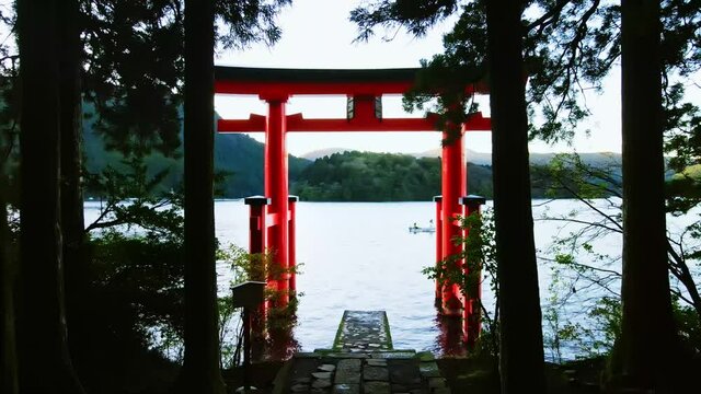 湖上の鳥居をくぐる