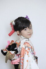 七五三を祝う女子小学生 (白バック) (7歳)