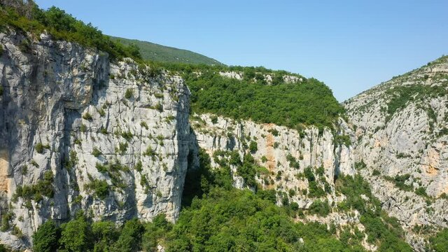 Les formations rocheuses des Gorges du Verdon en Europe, en France, Provence Alpes C&ocirc;te d'Azur, dans le Var, en &eacute;t&eacute;, lors d'une journ&eacute;e ensoleill&eacute;e.