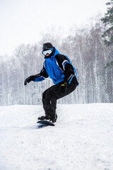 Fototapeta na wymiar snowboarder jumping in the air