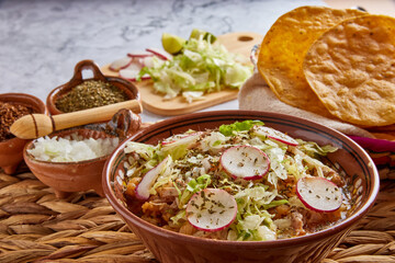 Pozole rojo, sopa mexicana de ma&iacute;z, comida tradicional en M&eacute;xico hecha con granos de ma&iacute;z y carne de puerco.