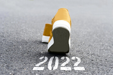 Schuhe gehen in Richtung Jahreswechsel 2022
