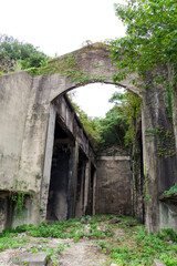 Fototapeta na wymiar 戦跡が多く残る大久野島の毒ガス貯蔵庫跡