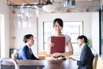 レストランで働くスタッフの女性