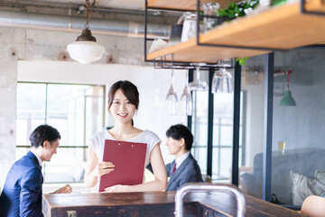 レストランで働くスタッフの女性