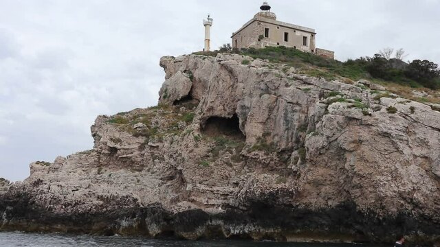 Isole Tremiti - Panoramica del faro di San Domino dalla barca
