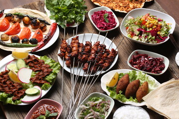 Salads with chicken skewers