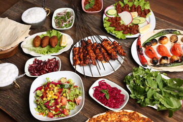 Salads with chicken skewers