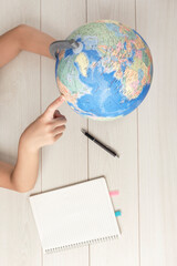 The child studying maps. The child learning about abroad. Geography, travel, maps, society, language, study, etc.  地図の勉強をする子供。海外について学ぶ子供。地理、旅行、地図、社会、言語、勉強など